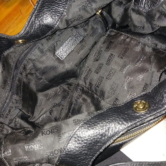 Beautiful ladies Michael Kors purse - Picture 5 of 6